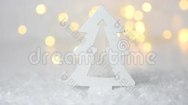冬天的森林景象。 圣诞木装饰杉树金色光潋滟落雪.. 创意短片新年